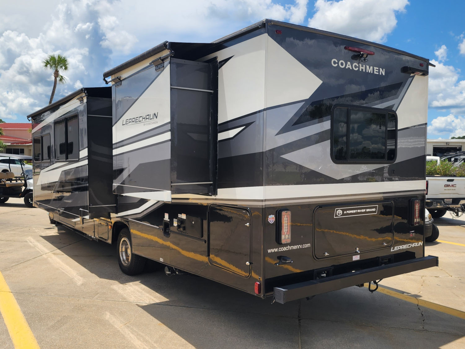2025 COACHMEN LEPRECHAUN 319MB - Image 4
